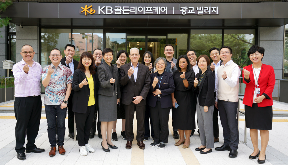 지난 9월 23일(화) KB골든라이프케어 광교 빌리지 벤치마킹 투어 종료 후, 마크 스티븐 말레이시아 생명보험협회장(앞줄 오른쪽 여섯 번째)과 조아영 KB골든라이프케어 광교 빌리지 시설장(앞줄 오른쪽 다섯 번째)이 말레이시아 생명보험사 CEO 및 임원단과 함께 기념사진을 촬영하고 있다.(2025.09.23.)./사진제공=KB라이프