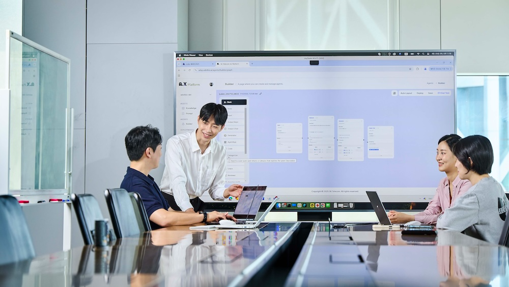 SK텔레콤은 SK AX와 공동 개발한 업무용 인공지능(AI) 에이전트 ‘에이닷 비즈’를 올 연말까지 SK그룹 25개 멤버사로 확산한다고 29일 밝혔다. 사진은 SK텔레콤 구성원들이 ‘에이닷 비즈’를 활용해 업무를 진행하고 있는 모습. / 사진=SK텔레콤