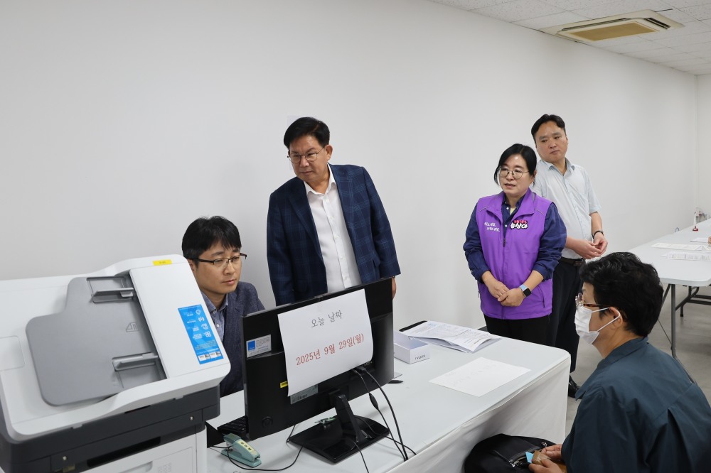 박강수 마포구청장D; 망원1동 주민센터 현장을 살피고 있는 모습./사진제공=마포구