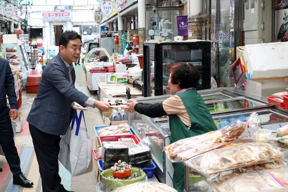 최철규 강원랜드 대표이사직무대행이 전통시장 가는날 행사에서 온누리상품권을 이용해 명절 성수품 등을 구입하는 모습./사진제공=강원랜드