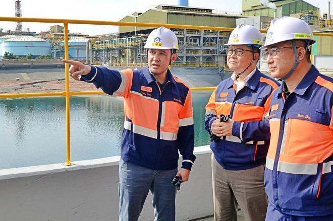 최윤범 고려아연 회장(왼쪽)이 게르마늄 공장 신설 준비 현장을 점검하고 있다. 사진=고려아연