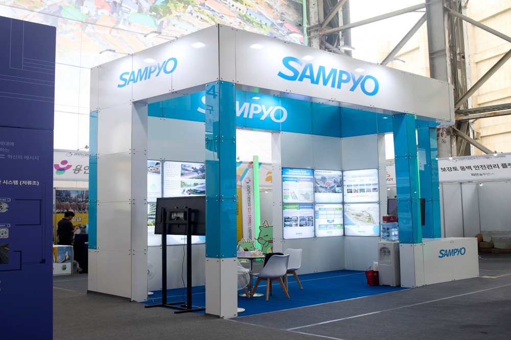 삼표그룹이 지난 24일부터 27일까지 강원도 삼척시 정라지구 도시재생 사업지 일원에서 열린 ‘2025 대한민국 도시·지역혁신 산업박람회’에서 홍보 부스 운영을 통해 성수·삼척 개발 프로젝트를 소개했다./사진제공=삼표그룹