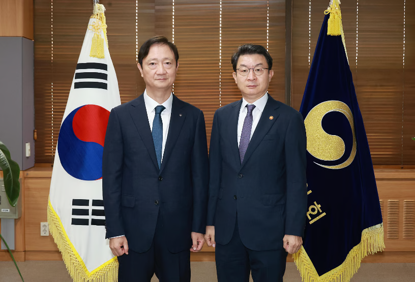 지난 9월 29일 이억원 금융위원장(오른쪽)과 이찬진 금융감독원장이 회동을 갖고 기념사진을 촬영하고 있다.