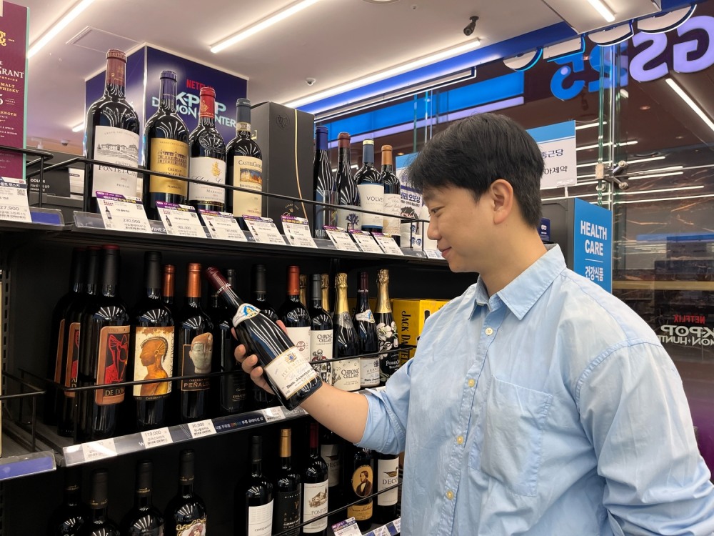 와인25플러스MD가 '폴 자불레 애네 에르미타주 라 샤펠 2003' 와인을 바라보고 있다./사진제공=GS리테일