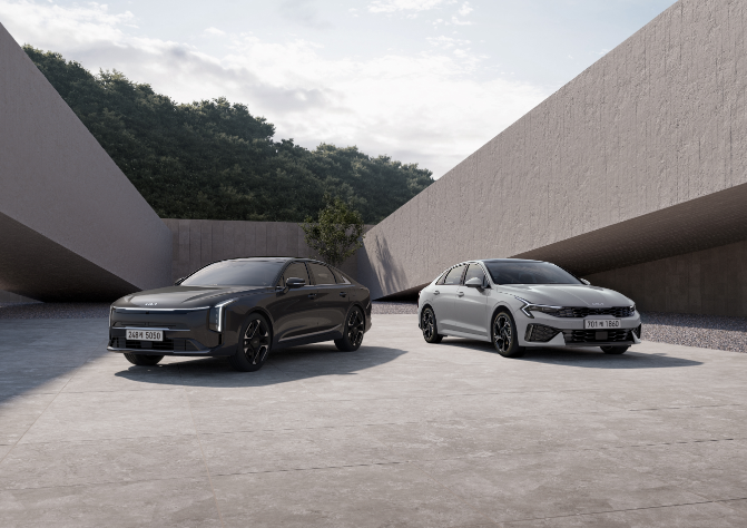 기아 대표 세단 라인업 K8(왼쪽)과 K5. / 사진=기아