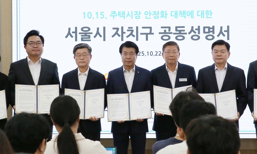 서강석 서울시구청장협의회장(가운데)을 비롯한 서울 내 구청장들이 공동성명 발표하고 기념촬영을 하는 모습./사진제공=서울시구청장협의회장