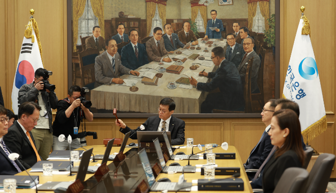이창용 한국은행 총재가 23일 오전 서울 중구 한국은행에서 열린 금융통화위원회 본회의를 주재하고 있다. 금통위 7인 체제 모습. / 사진제공= 한국은행(2025.10.23)