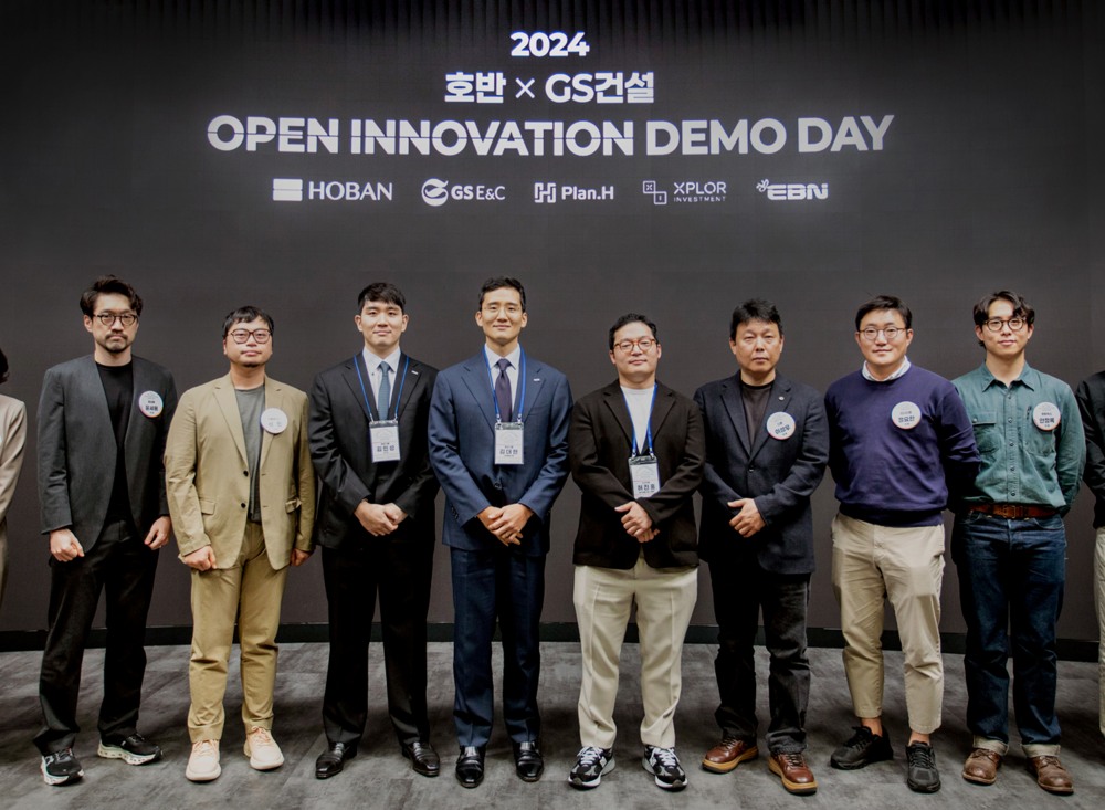 김대헌 호반그룹 기획총괄사장(왼쪽에서 네번째)과 스타트업 관계자들이 지난해 11월 GS건설과 함께 개최한 ‘오픈이노베이션 데모데이’에서 기념촬영을 하고 있다./사진제공=호반그룹
