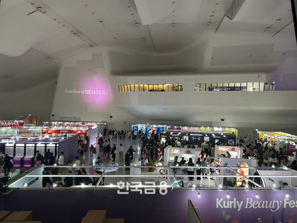 컬리 뷰티 페스타 현장 내부 모습. 이른 시간에도 많은 사람들로 붐볐다. /사진=박슬기 기자