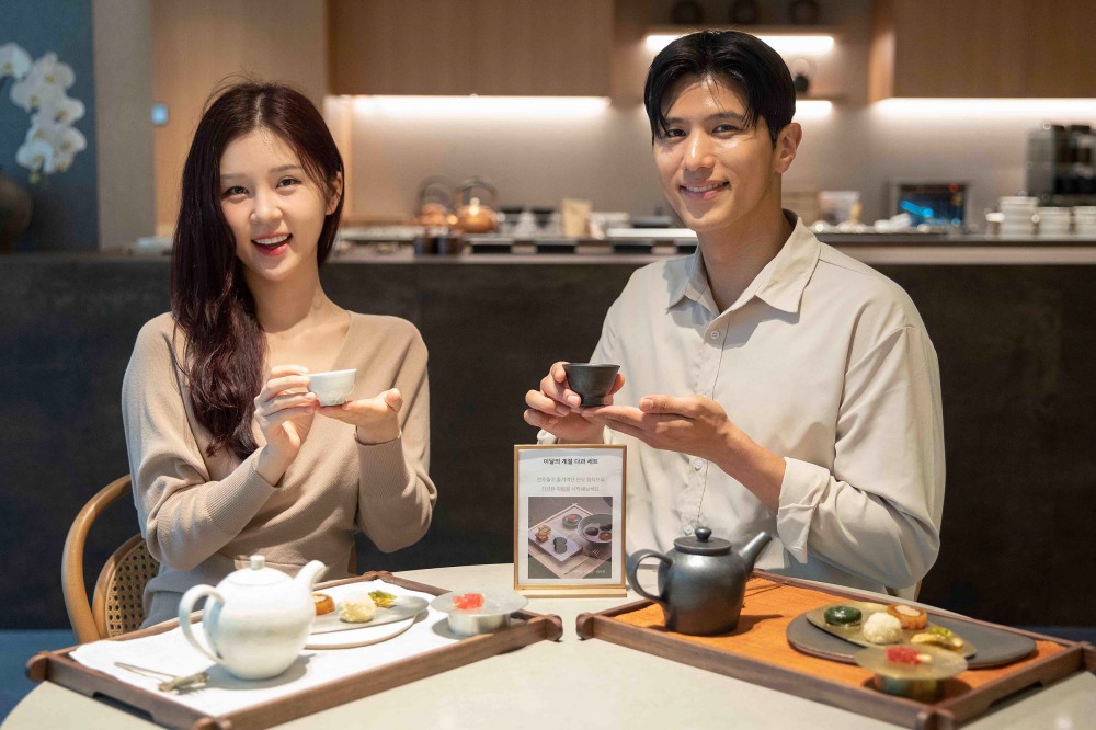 신세계백화점 본점 하우스오브신세계 디저트살롱에서 다과세트를 즐기고 있는 모습./사진제공=신세계백화점