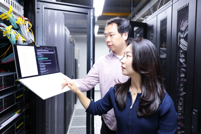 LG유플러스 직원들이 에이전틱 AI를 활용해 클라우드 네이티브 네트워크 소프트웨어를 설치하는 모습. / 사진=LG유플러스