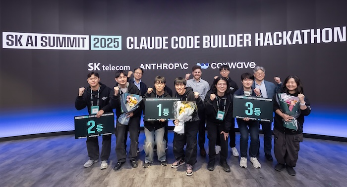 해커톤 참가자들이 수상 후 이를 기념하는 모습. / 사진=SKT