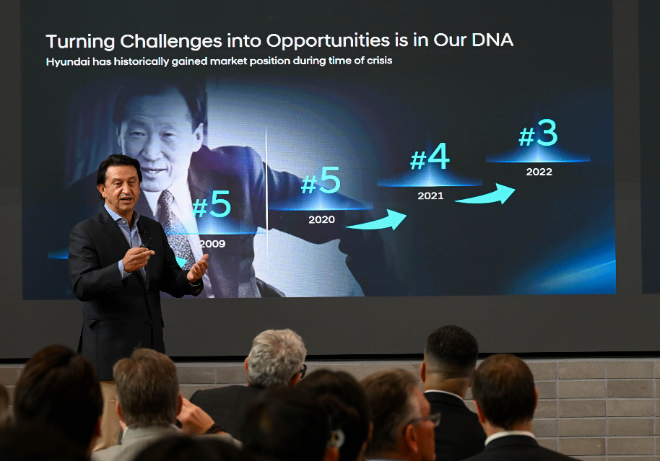 호세 무뇨스 현대차 대표가 6일 타운홀 미팅에서 미래 비전에 대해 소개하고 있다. / 사진=현대차