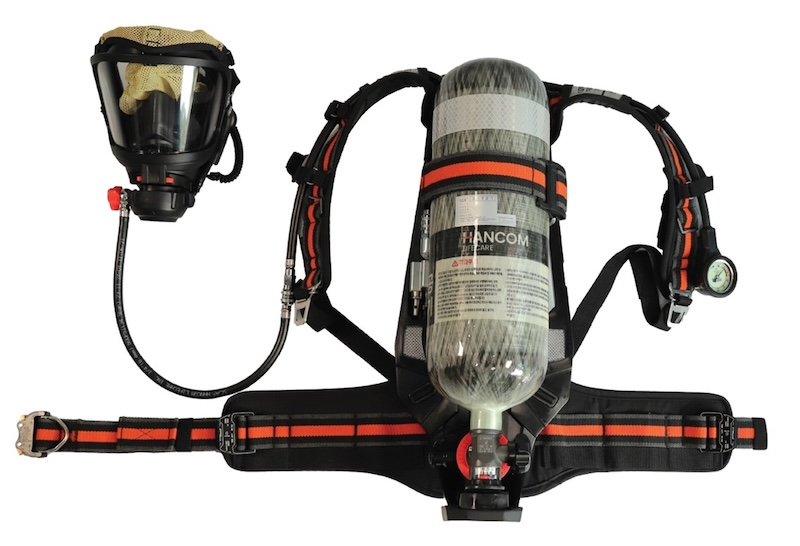 한컴라이프케어는 소방관의 현장 안전성과 작업 효율을 획기적으로 높인 차세대 공기호흡기 ‘AS70’을 출시했다고 10일 밝혔다. / 사진=한컴라이프케어