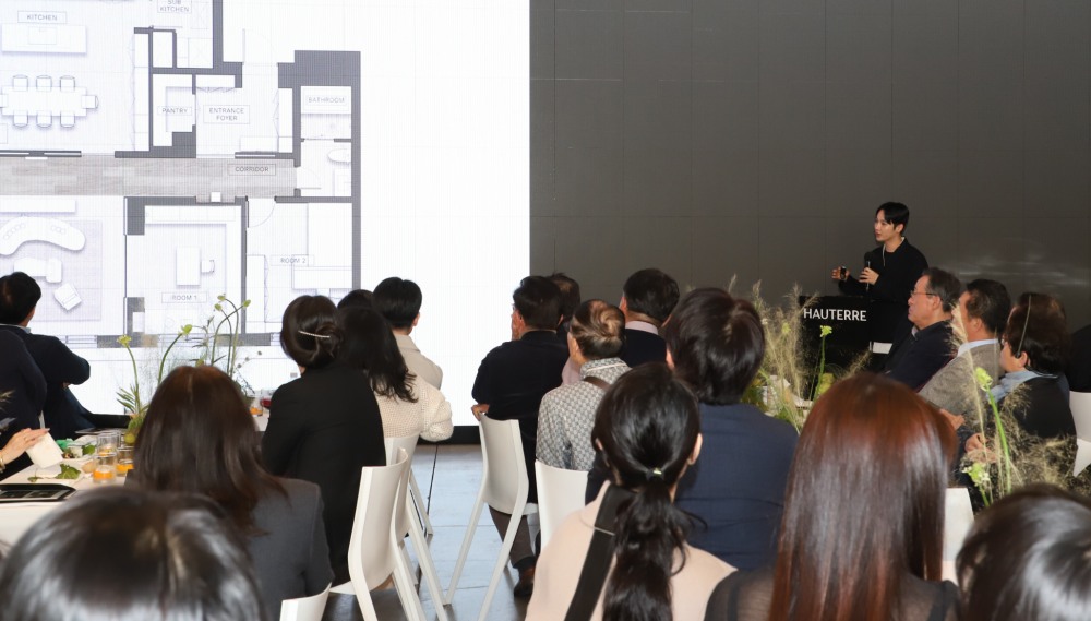 양태오 작가가 런칭행사에서 아틀리에 에디션 PT를 하는 모습./사진제공=포스코이앤씨