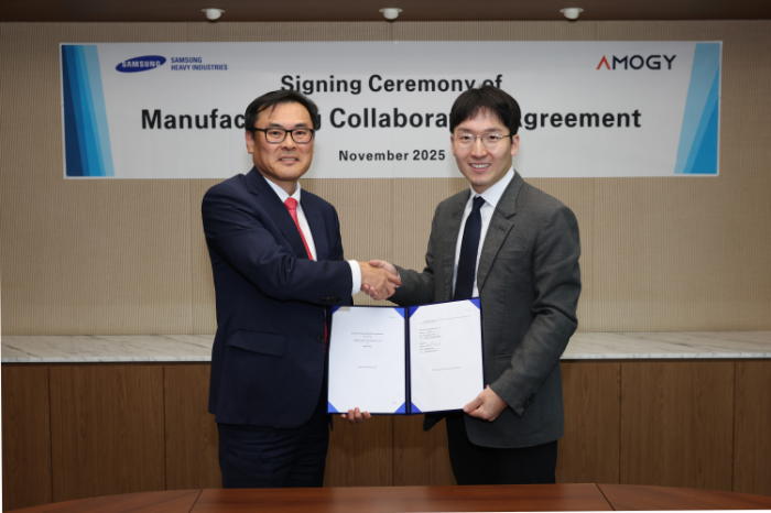 삼성중공업 김경희 부사장(왼쪽)과 아모지 우성훈 대표가 전략적 협력 계약 기념 촬영을 하고 있다. /사진제공=삼성중공업