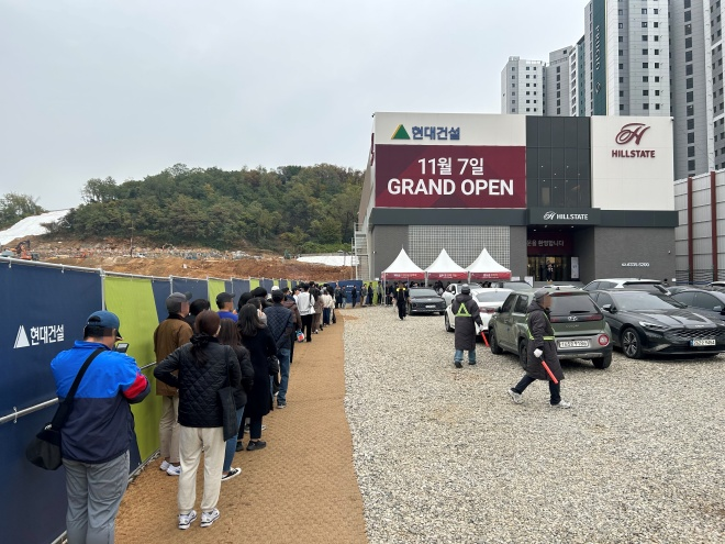 힐스테이트 광명11(가칭) 견본주택 외부 대기 줄./자료제공=현대건설