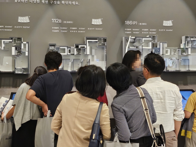 지난 10월 비규제지역인 풍무역 인근에 개관한 견본주택에서 방문객들이 유니트를 확인하고 있다./사진=조범형 기자