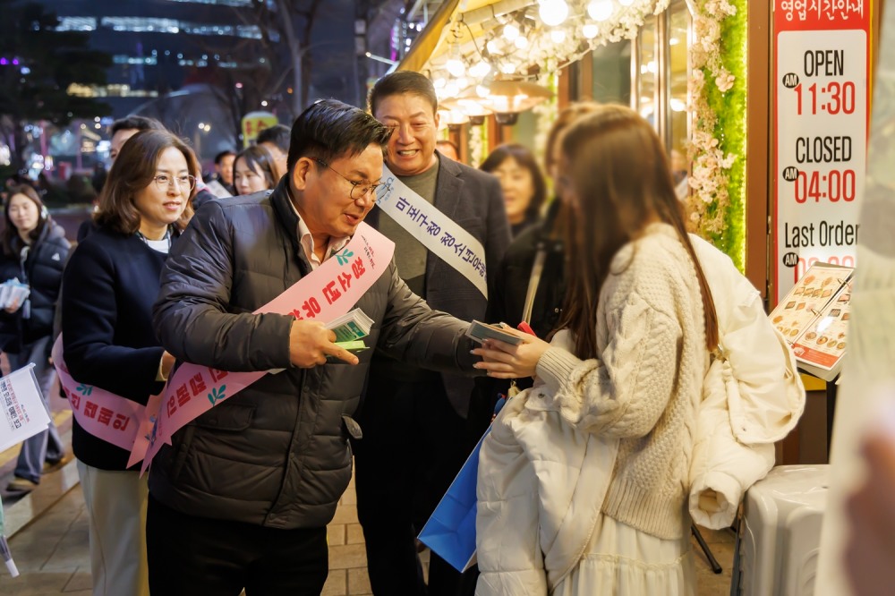 박강수 마포구청장이 유관기관과 함께 청소년 유해환경 예방 캠페인을 펼치고 있다./사진제공=마포구