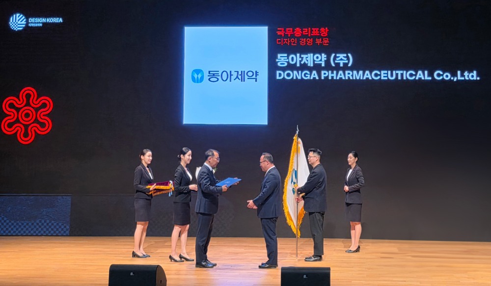 백상환 동아제약 대표이사 사장(왼쪽에서 네 번째)이 지난 12일 서울 코엑스에서 열린 '제27회 대한민국 디자인대상'에서 디자인경영 부문 '국무총리 표창'을 수상하고 있다. /사진=동아제약