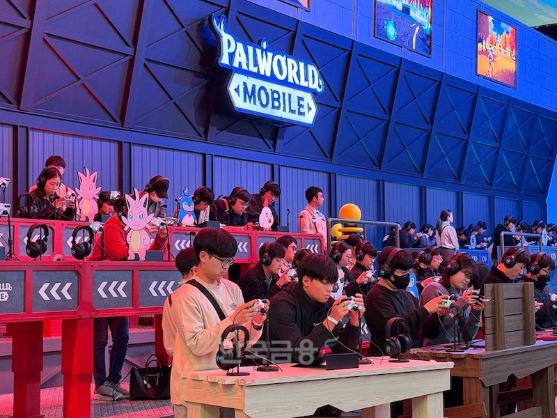 '팰월드 모바일' 시연 중인 관람객들. / 사진=정채윤 기자