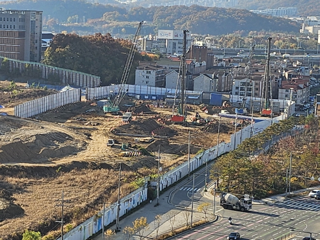 인근 건물에서 촬영한 복정역 에피트 시공현장./조범형 기자