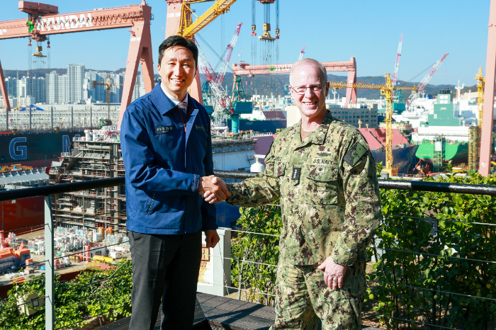 정기선 HD현대 회장이 15일 HD현대중공업 울산 조선소를 방문한 대릴 커들(Daryl Caudle) 美 해군참모총장과 기념촬영을 하고 있다. /사진제공=HD현대