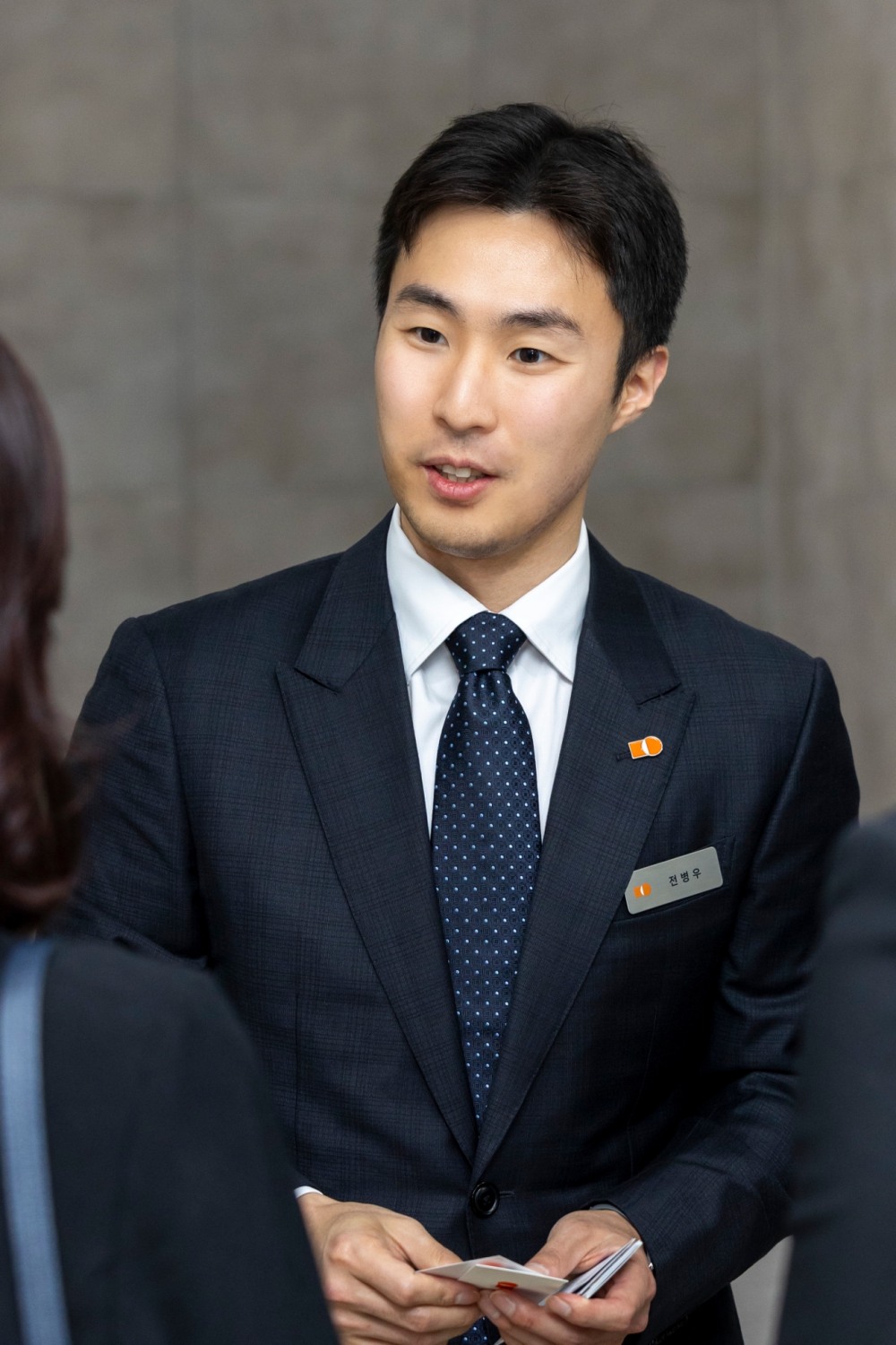 전병우 삼양식품 전무가 지난 6월 밀양 제2공장 준공식에서 해외 바이어들을 만나고 있다. / 사진제공=삼양식품