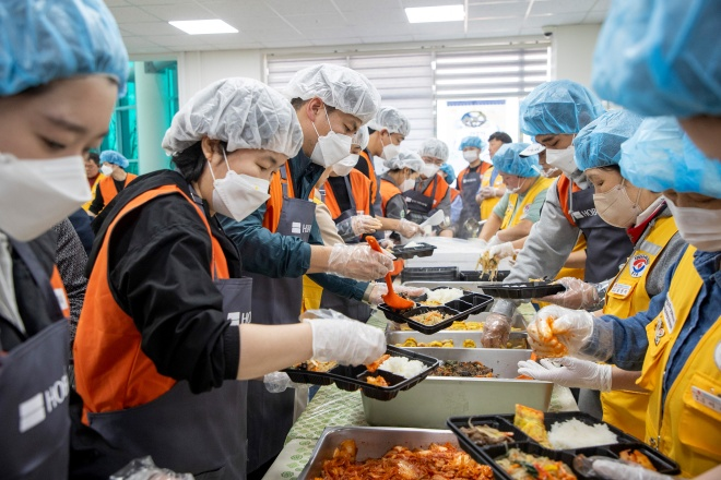 호반그룹 임직원 봉사단 ‘호반사랑나눔이’가 지난 4월 안동 산불 피해지역을 찾아 이재민을 위한 배식 봉사활동을 진행했다./자료제공=호반건설