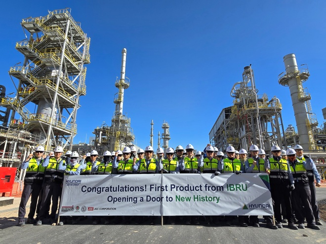 이라크 바스라 정유공장 고도화설비 공사 현장 임직원 기념사진./자료제공=현대건설