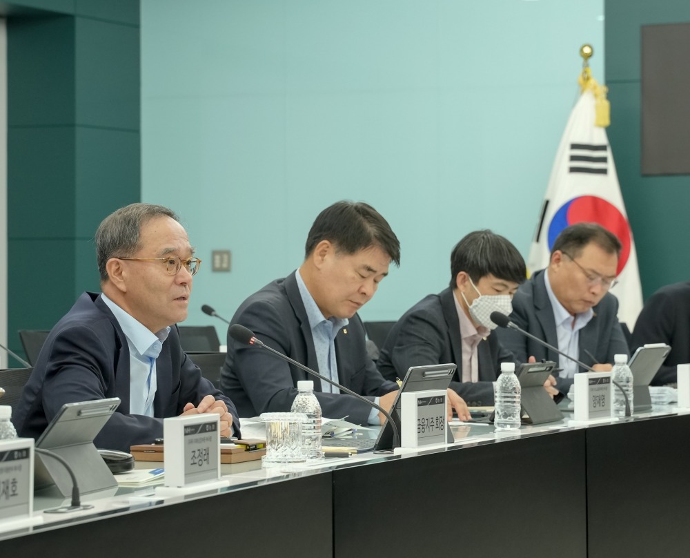 이찬우 회장(왼쪽에서 첫 번째)이 17일 오전 열린 농협금융그룹의 'ESG전략협의회' 회의를 주재하고 있다. / 사진제공=NH농협금융
