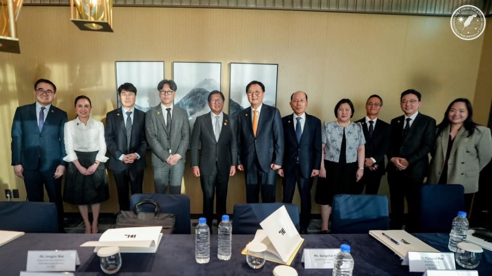 왼쪽에서 다섯번째부터 페르디난드 마르코스 주니어 필리핀 대통령, 박상신 DL이앤씨 대표, 유재호 DL이앤씨 플랜트사업본부장, 버나뎃 테레세 페르난데스 주한 필리핀 대사가 기념촬영을 하는 모습./사진제공=DL이앤씨