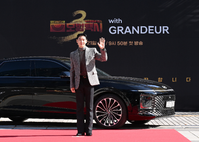 현대자동차의 플래그십 모델 그랜저가 하반기 최대 기대작인 드라마 ‘모범택시 3’를 통해 시청자들과 만난다. 사진은 18일 SBS 목동 사옥에서 열린 모범택시3 제작발표회에 그랜저를 타고 등장한 배우 이제훈. / 사진=현대차