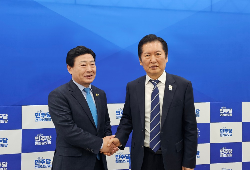 유재춘 서울축산금고 이사장(왼쪽)과 정청래 더불어민주당 대표(오른쪽)이 기념 촬영을 하고 있다.(2025.11.22.)