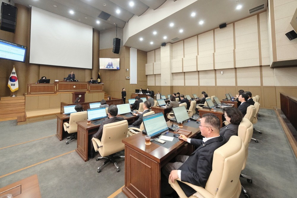 백남환 마포구의회 의장이 본회의를 주재하는 모습./사진제공=마포구의회