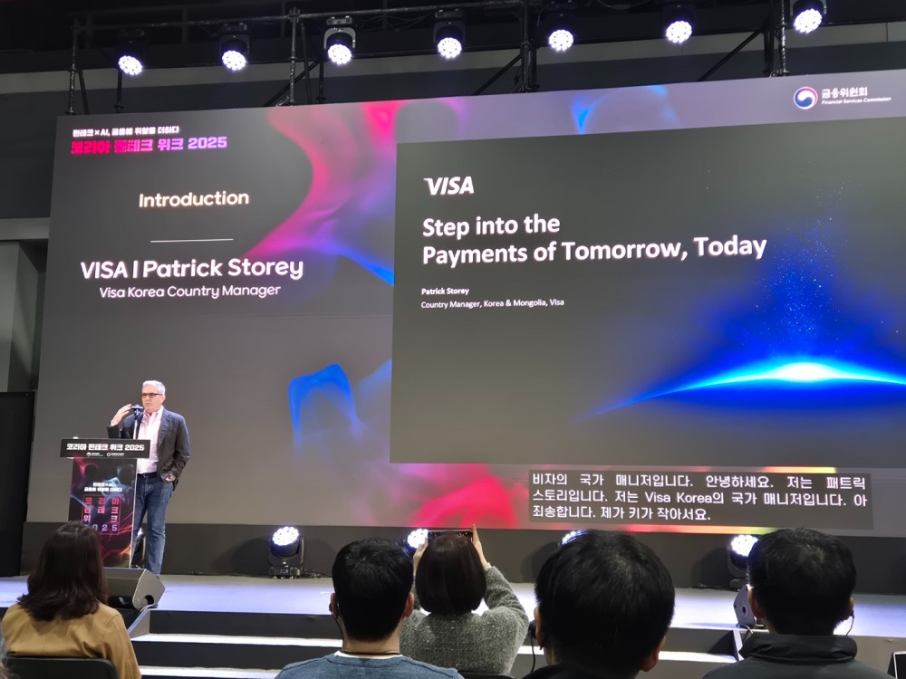 패트릭 스토리 (Patrick Storey) 비자 코리아 사장이 지난 26일 서울 양재 aT센터에서 열린 '코리안 핀테크 위크 2025'에서 ‘에이전틱 AI와 커머스의 미래’를 주제로 발표하고 있다. 사진=강은영 기자