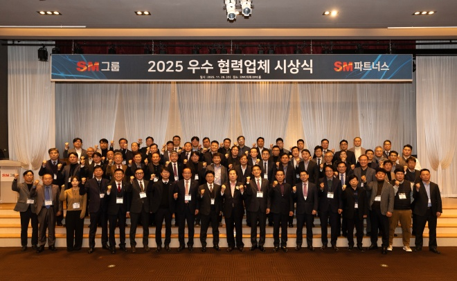 우오현 SM그룹 회장(맨 앞줄 왼쪽 10번째)이 지난 26일 서울 마포구 중소기업DMC타워에서 열린 ‘2025 건설부문 협력사 초청 정기간담회’에서 참석자들과 기념촬영을 하고 있다. 이날 간담회에는 우 회장, SM그룹 건설부문 각 계열사 대표이사들과 협력사 60여곳 대표들이 참석해 상생과 동반성장에 뜻을 나눴다./자료제공=SM그룹