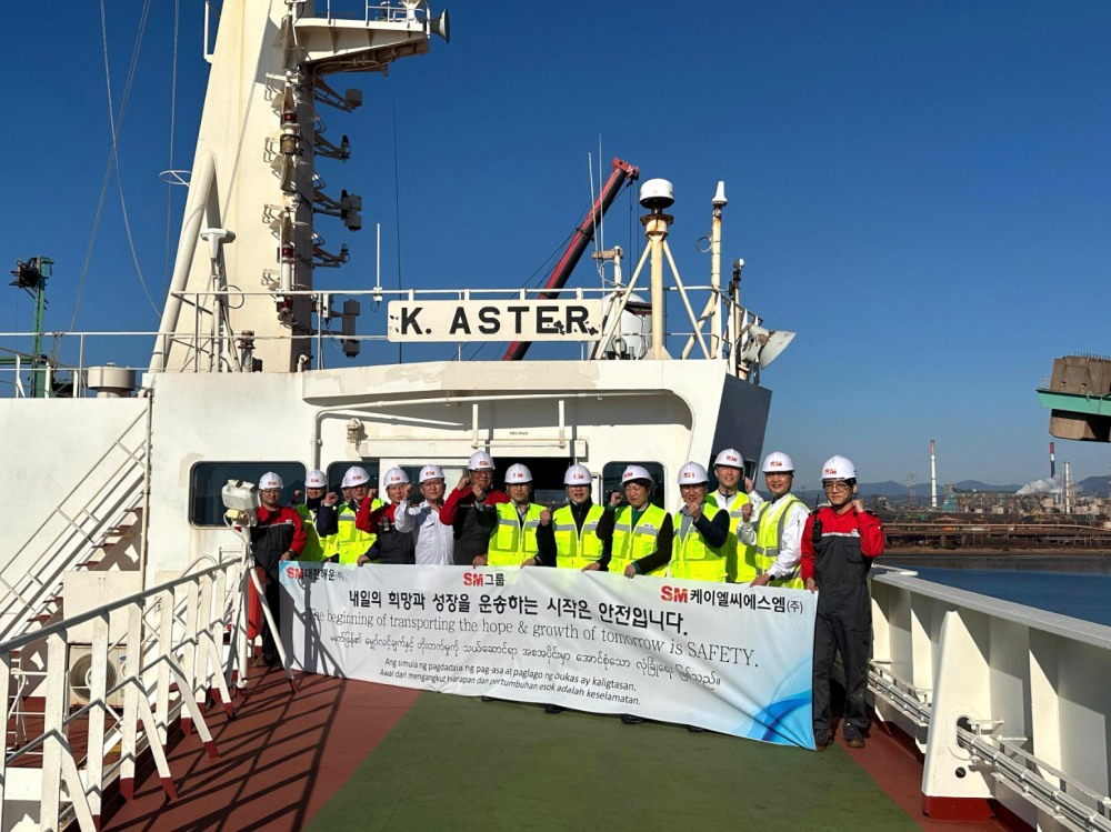 이동수 대한해운 대표이사(오른쪽 여섯번째)와 권오길 KLCSM 대표이사(일곱번째)가 포스코 광양제철소 원료부두에 정박한 벌크선 케이 아스터(K.ASTER)호에서 선박 안전 합동점검을 마치며 현장 관계자들과 기념촬영을 하는 모습./사진제공=SM그룹