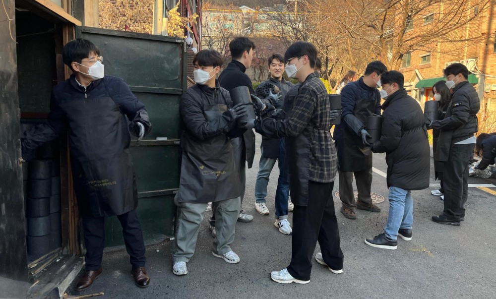 대한해운 임직원들이 지난 9일 서울 마포구 연남로 일대에서 이웃사랑 연탄 나누기 봉사활동을 펼치는 모습./사진제공=SM그룹