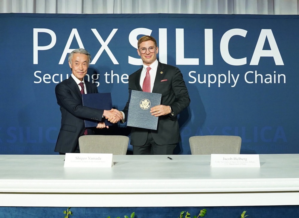 야마다 시게오 주미 일본대사(왼쪽)와 제이컵 헬버그 미국 국무차관이 11일 워싱턴 D.C. 도널드트럼프평화연구소에서 열린 '팍스 실리카' 행사에서 기념 촬영하고 있다. 사진=미국 국무부