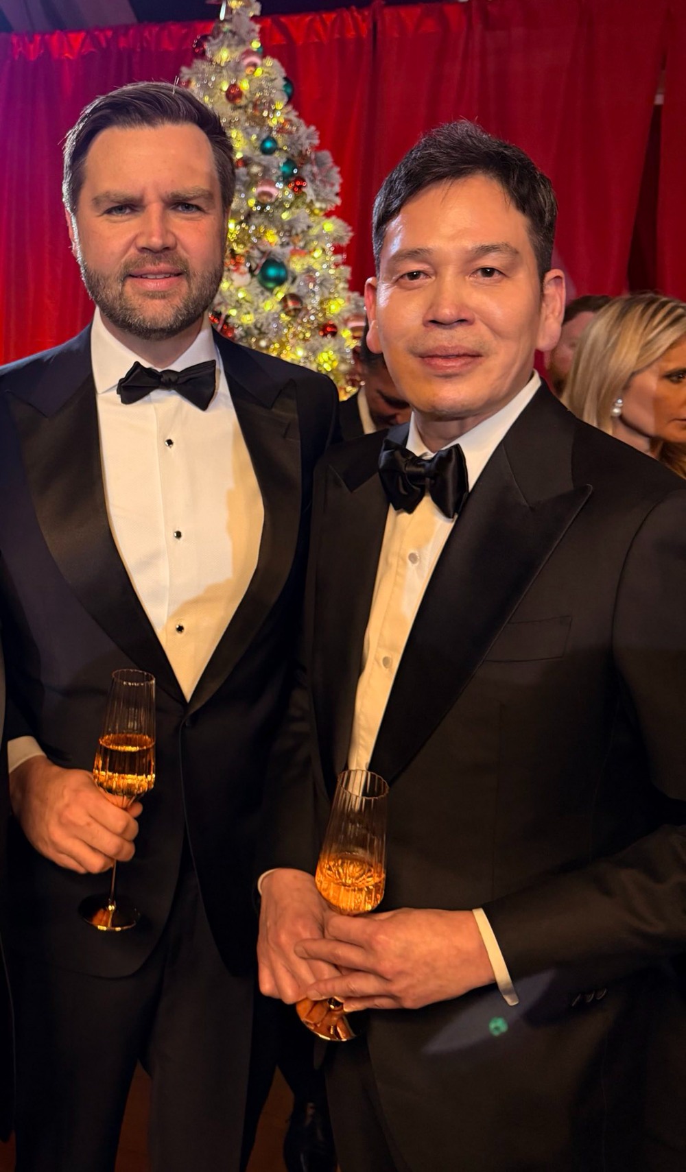 정용진 신세계그룹 회장(오른쪽)과 J.D. 밴스 미국 부통령(왼쪽)./사진제공=신세계그룹