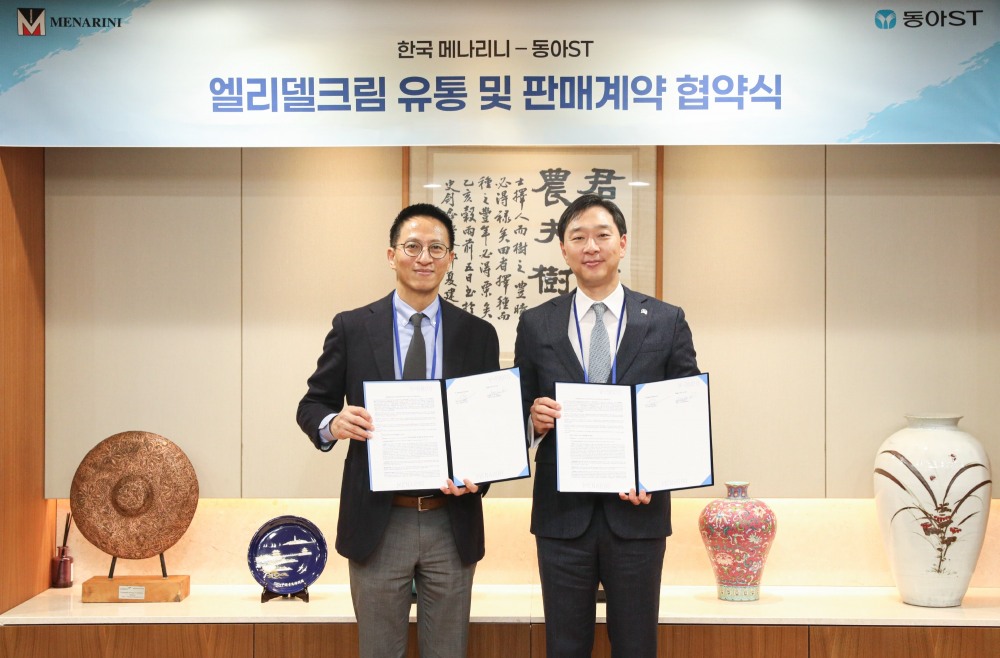 정재훈 동아에스티 대표이사 사장(사진 오른쪽)과 배한준 한국메나리니 대표이사가 한국메나리니 엘리델크림 국내 독점 유통 및 판매 계약식에서 기념사진을 촬영하고 있다. /사진=동아에스티