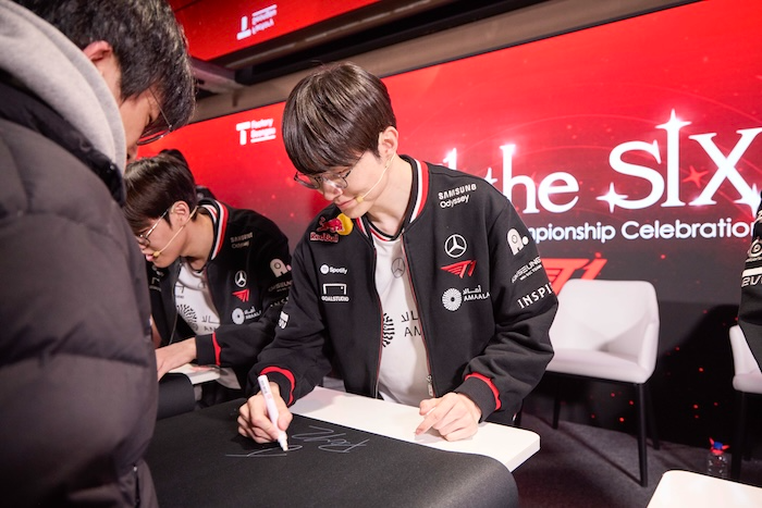 15일 T팩토리 성수에서 T1 선수들이 ‘2025 리그 오브 레전드 월드 챔피언십’ 우승을 기념해 팬미팅 행사를 진행하고 있다. / 사진=SKT