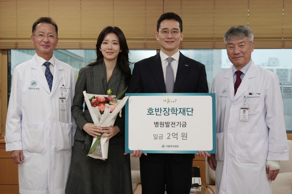 김대헌 호반그룹 기획총괄사장(왼쪽에서 세번째)과 김민형 호반그룹 커뮤니케이션실 상무(두번째)가 박승일 서울아산병원 병원장(네번째)와 기념촬영을 하는 모습./사진제공=호반그룹