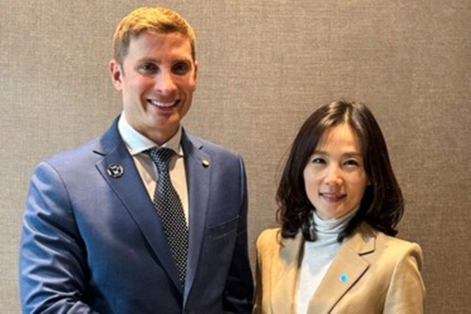 헬버그(왼쪽) 미국 국무부 차관이 블룸버그와의 대담에서 최근 미국 제련소 투자를 발표한 고려아연에 대해 '범정부적 좋은 사례'라고 극찬했다. 사진은 지난 12일 '팍스 실리카' 서밋에 만난 헬버그 차관과 김진아 외교부 2차관. / 사진=외교부