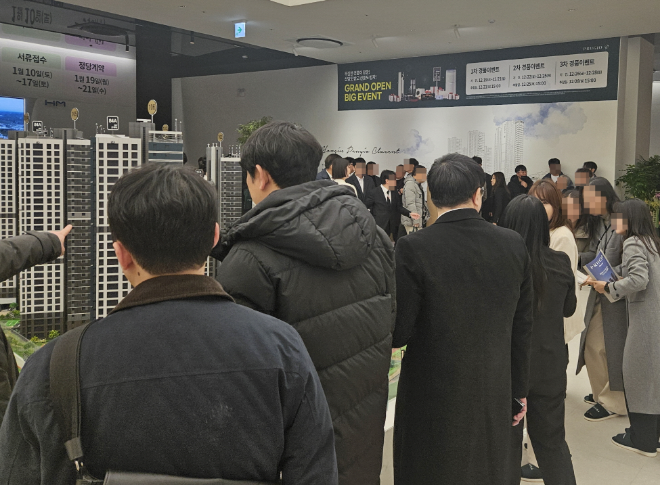 용인푸르지오클루센트 모형도 주변 인파./사진제공=대우건설