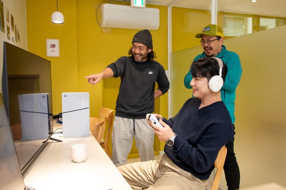 ‘빠카페’에서 양육자들이 플레이스테이션 등 여가 콘텐츠를 즐기며 교류하고 있다./사진제공=마포구