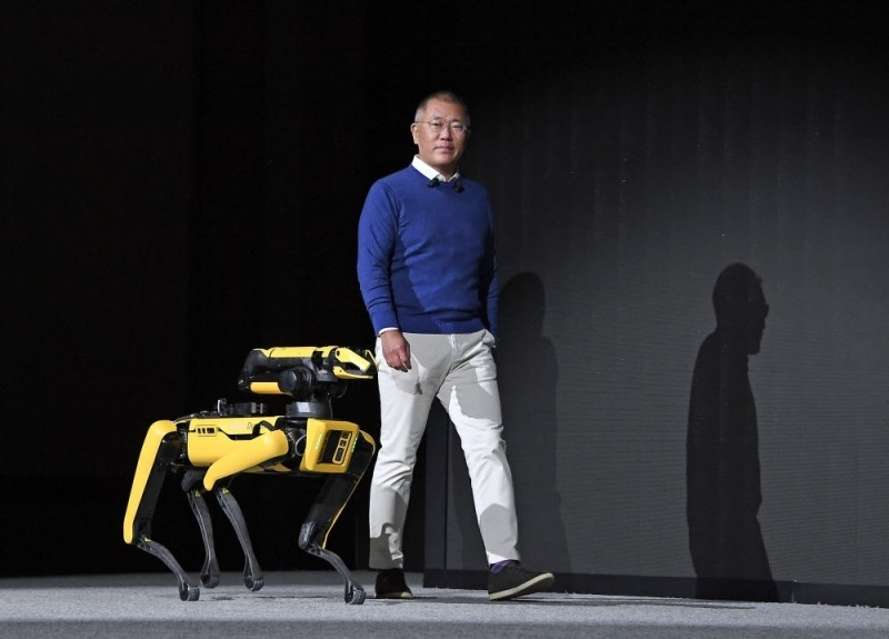 Chung Eui-sun, Chairman of Hyundai Motor Group, is introducing 'Spot,' the robot dog developed by Boston Dynamics. / Photo=Hyundai Motor Group