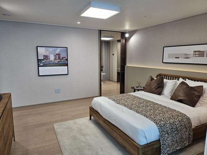 24일 개관한 대방건설의 ‘인천영종국제도시 디에트르 라 메르Ⅰ’ 견본주택의 104㎡타입의 안방 전경./한국금융신문 조범형 기자