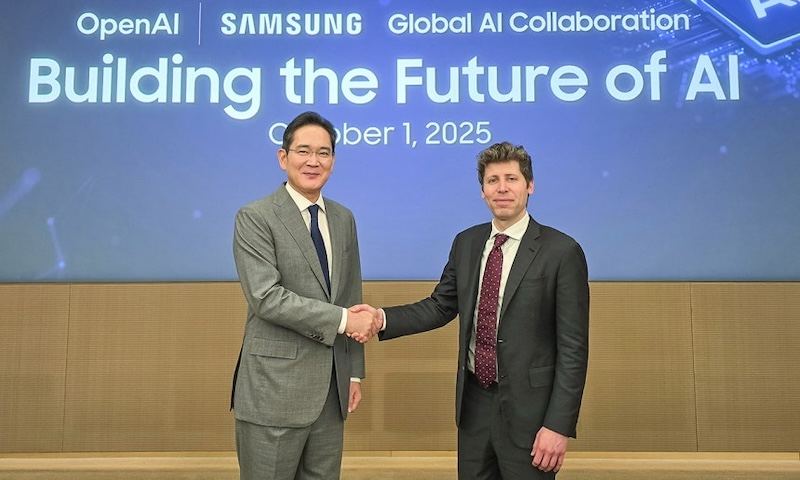 (왼쪽부터) 이재용 삼성전자 회장이 지난 10월 1일 서울 삼성전자 서초사옥에서 샘 올트먼 오픈AI 대표와 ‘글로벌 AI 핵심 인프라 구축을 위한 상호 협력 구매의향서(LOI) 체결식’에서 악수를 하고 있다. / 사진=삼성전자